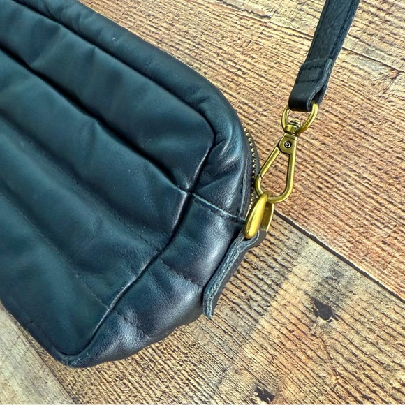 Madewell The Transport Leather Camera Bag: Puffy Edition - Picture 4 of 10